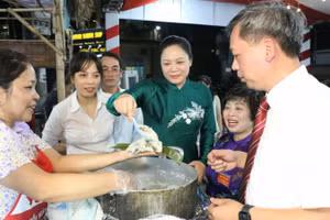 Thưởng thức bánh hú trong Lễ hội văn hóa ẩm thực Vũ Thư, tỉnh Hưng Yên.