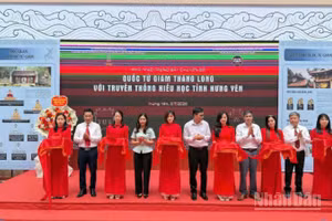 Các đại biểu thực hiện nghi thức cắt băng khai trương.