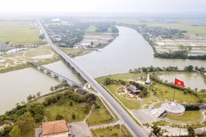 Sông Bến Hải-Vĩ tuyến 17, từng là giới tuyến quân sự tạm thời chia cắt đất nước thành hai miền chờ hai năm sau tổng tuyển cử thống nhất.