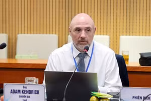Ông Adam Kendrick, Chuyên gia thuế của ADB.