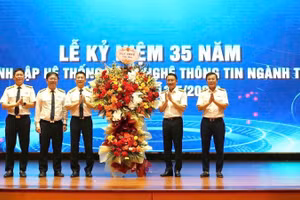 Phó Cục trưởng Mai Sơn và Phó Cục trưởng Lê Long tặng hoa chúc mừng.