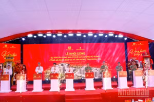 Các đại biểu thực hiện nghi thức khởi công.