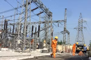 Công nhân ngành điện lực tỉnh Hưng Yên túc trực tại địa bàn, sẵn sàng xử lý sự cố phát sinh trong mùa nắng nóng.