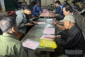 Việc thu thập dữ liệu đất đai tại tỉnh Hưng Yên được nhiều xã, phường thực hiện khẩn trương trong các buổi tối.