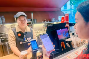 Khách hàng quét mã VietQR Global thanh toán tại điểm bán hàng. (Ảnh: QUỲNH TRANG)