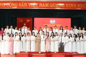 29 sinh viên ưu tú Trường cao đẳng Y tế Thái Bình vinh dự kết nạp Đảng dịp sinh nhật Bác.
