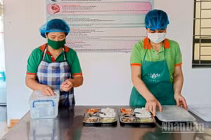 Chế biến suất ăn bán trú tại Trường tiểu học Hoàng Diệu (phường Trà Lý, tỉnh Hưng Yên).