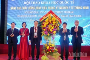 Đại diện Bộ Y tế tặng hoa chúc mừng Bệnh viện đa khoa Thái Bình (tỉnh Hưng Yên) tại Hội thảo khoa học quốc tế.
