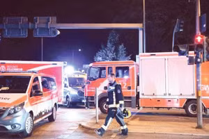 Lực lượng cứu hộ triển khai tại hiện trường vụ lao xe ở Berlin. (Ảnh: TÂN HOA XÃ)