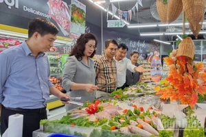 Sở Công thương Hà Nội kiểm tra hàng hóa tại các hệ thống bán lẻ. (Ảnh: nhandan.vn)