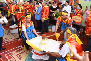 Thi giã bánh dày trong Liên hoan ẩm thực tỉnh Hưng Yên lần thứ 3.