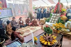 Các đại biểu tham quan 8 gian trưng bày và trình diễn các loại hình nghệ thuật truyền thống.