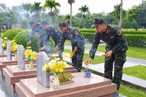 Cán bộ, chiến sĩ Bộ Chỉ huy quân sự tỉnh Điện Biên thắp hương trên từng phần mộ tại Nghĩa trang liệt sĩ Quốc gia A1 trước khi tiến hành khai quật, lấy mẫu. (Ảnh: LÊ LAN)