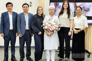 Lãnh đạo trường Cao đẳng Y tế Thái Bình (tỉnh Hưng Yên) chúc mừng sinh viên Nguyễn Thị Như Ý.