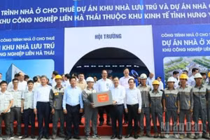 Đồng chí Phạm Gia Túc, Ủy viên Bộ Chính trị, Phó Thủ tướng Thường trực Chính phủ tặng quà cho công nhân, lao động khu công nghiệp Liên Hà Thái (tỉnh Hưng Yên).