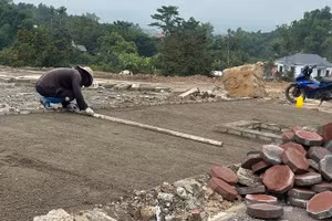 Công nhân của đơn vị thi công đang khẩn trương hoàn thiện các hạng mục dự án đường Thanh Minh-Độc Lập. 