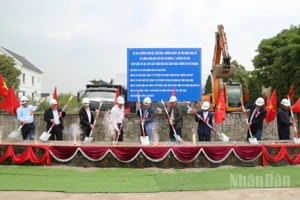 Các đại biểu thực hiện nghi thức khởi công dự án.