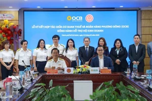 Đại diện Lãnh đạo OCB và Thuế Thành phố Hồ Chí Minh thực hiện ký kết tại buổi lễ.