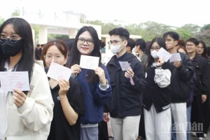 Đông đảo sinh viên Trường đại học Y Dược Thái Bình đến địa điểm bầu cử.