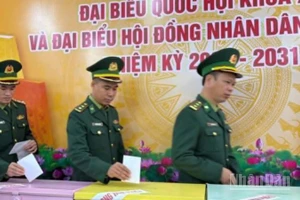 Cử tri tại Đồn biên phòng cảng cửa khẩu Diêm Điền tham gia bầu cử sáng 15/3.