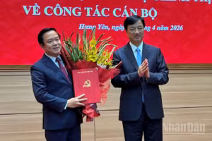 Đồng chí Nguyễn Duy Ngọc, Ủy viên Bộ Chính trị, Bí thư Trung ương Đảng, Trưởng Ban Tổ chức Trung ương trao Quyết định của Bộ Chính trị cho đồng chí Phạm Quang Ngọc. (Ảnh: Phạm Hà)