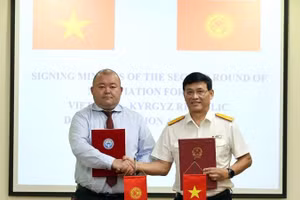 Phó Cục trưởng Đặng Ngọc Minh và Ông Ruslan Tynaliev, Vụ trưởng Vụ Chính sách Hải quan, Bộ Kinh tế và Thương mại Kyrgyzstan ký kết.