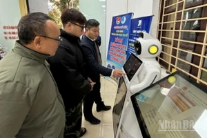 Robot lễ tân được đặt ngay lối ra vào Trung tâm phục vụ hành chính công phường Phố Hiến, đem đến trải nghiệm tích cực cho người giao dịch, tương tác.