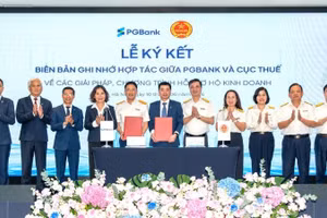 Lãnh đạo Cục Thuế và Ngân hàng PGBank thực hiện nghi lễ ký kết.