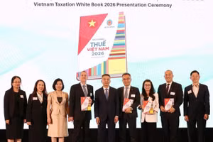 Cục trưởng Mai Xuân Thành chính thức giới thiệu và trao tặng “Sách Trắng Thuế Việt Nam 2026” cho Deloitte Việt Nam.
