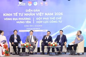 Các diễn giả tham gia trao đổi tại diễn đàn.