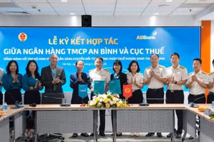 Đại diện lãnh đạo hai đơn vị thực hiện ký kết hợp tác.