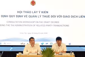 Thứ trưởng Cao Anh Tuấn và Phó Cụ trưởng Đặng Ngọc Minh lắng nghe những ý kiến tham gia của các đại biểu.