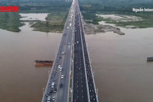 [Video] Điều chỉnh giao thông trên nhánh Ramp CV1C cầu Vĩnh Tuy