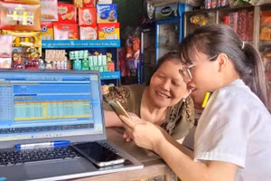 Công chức Thuế tỉnh Thanh Hoá hỗ trợ người nộp thuế kê khai, nộp thuế qua ứng dụng eTax Mobile.