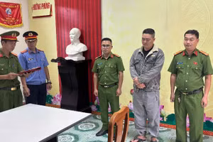 Đối tượng Nguyễn Đình Phùng (thứ 2 từ phải sang) bị khởi tố về tội “Vận chuyển trái phép hàng hóa qua biên giới”. (Ảnh: Công an tỉnh Quảng Trị)