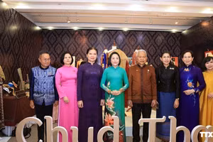 Chủ tịch Quốc hội kiêm Chủ tịch Hạ viện Thái Lan Sophon Zaram và các đại biểu chụp ảnh chung tại khu vực triển lãm. (Ảnh: Tuấn Anh/TTXVN)