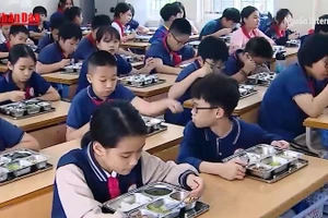 [Video] Hà Nội: Siết chặt kiểm tra bữa ăn bán trú học đường