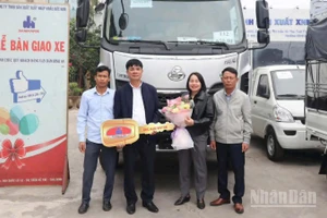 Hợp tác xã dịch vụ nông nghiệp An Ninh (xã Phụ Dực, tỉnh Hưng Yên) nhận bàn giao xe tải trị giá 1,1 tỷ đồng để phục vụ sản xuất.