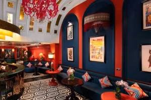 Tranh dân gian tạo dấu ấn văn hóa cho không gian lưu trú. (Ảnh: L'Hôtel du LAC Hanoi)