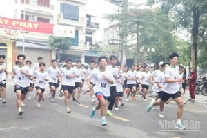 Các vận động viên trên đường chạy việt dã chung quanh công viên Nam Hòa (tỉnh Hưng Yên).