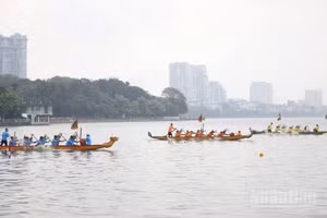 Lễ hội bơi chải thuyền rồng tại Hồ Tây, Hà Nội. (Ảnh: THẾ ĐẠI)