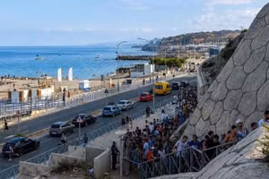 Người di cư vượt biên trái phép tiến vào Ceuta, vùng lãnh thổ của Tây Ban Nha ở Bắc Phi, ngày 30/7/2026. (Ảnh: Tân Hoa xã)