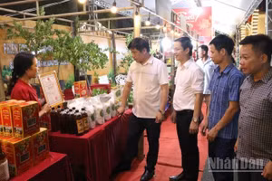 Đông đảo khách tham quan các gian hàng.
