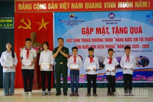 Lãnh đạo Bộ đội Biên phòng tỉnh Hưng Yên trao quà đầu năm học mới cho học sinh vùng biên giới biển tỉnh Hưng Yên.