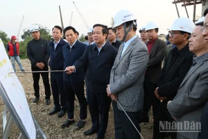 Chủ tịch Ủy ban nhân dân tỉnh Hưng Yên Phạm Quang Ngọc (đứng giữa) kiểm tra tiến độ thi công đường cao tốc CT 08 tại khu vực xây dựng cầu vượt sông Hồng, xã Hồng Vũ.