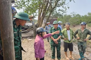 Đồn Biên phòng Cảng cửa khẩu Diêm Điền phối hợp người dân bàn bạc hướng tìm kiếm bà bị lạc trong rừng ngập mặn. (Ảnh: Bộ đội biên phòng cung cấp)