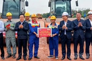 Lãnh đạo tỉnh Hưng Yên thăm, động viên người lao động đang thi công tuyến đường kết nối di sản văn hóa du lịch và phát triển kinh tế dọc sông Hồng.