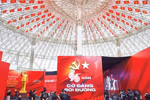 Không gian Triển lãm 95 năm Cờ Đảng soi đường (thuộc khuôn khổ Triển lãm Thành tựu đất nước “80 năm hành trình Độc lập - Tự do - Hạnh phúc”) tại Trung tâm Triển lãm Việt Nam (VEC). Ảnh: THÀNH ĐẠT