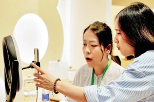 Thương mại điện tử nở rộ góp phần vào sức tăng trưởng mạnh mẽ của nền kinh tế số. (Trong ảnh: Một buổi livestream giới thiệu sản phẩm và bán hàng). Ảnh: NAM ANH