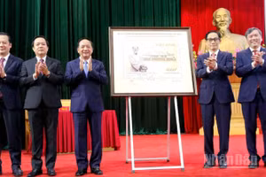 Các đại biểu bên bộ tem bưu chính đặc biệt kỷ niệm 300 Ngày sinh danh nhân văn hóa Lê Quý Đôn .